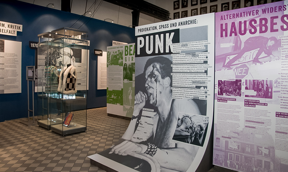 Ausstellungswand Punk