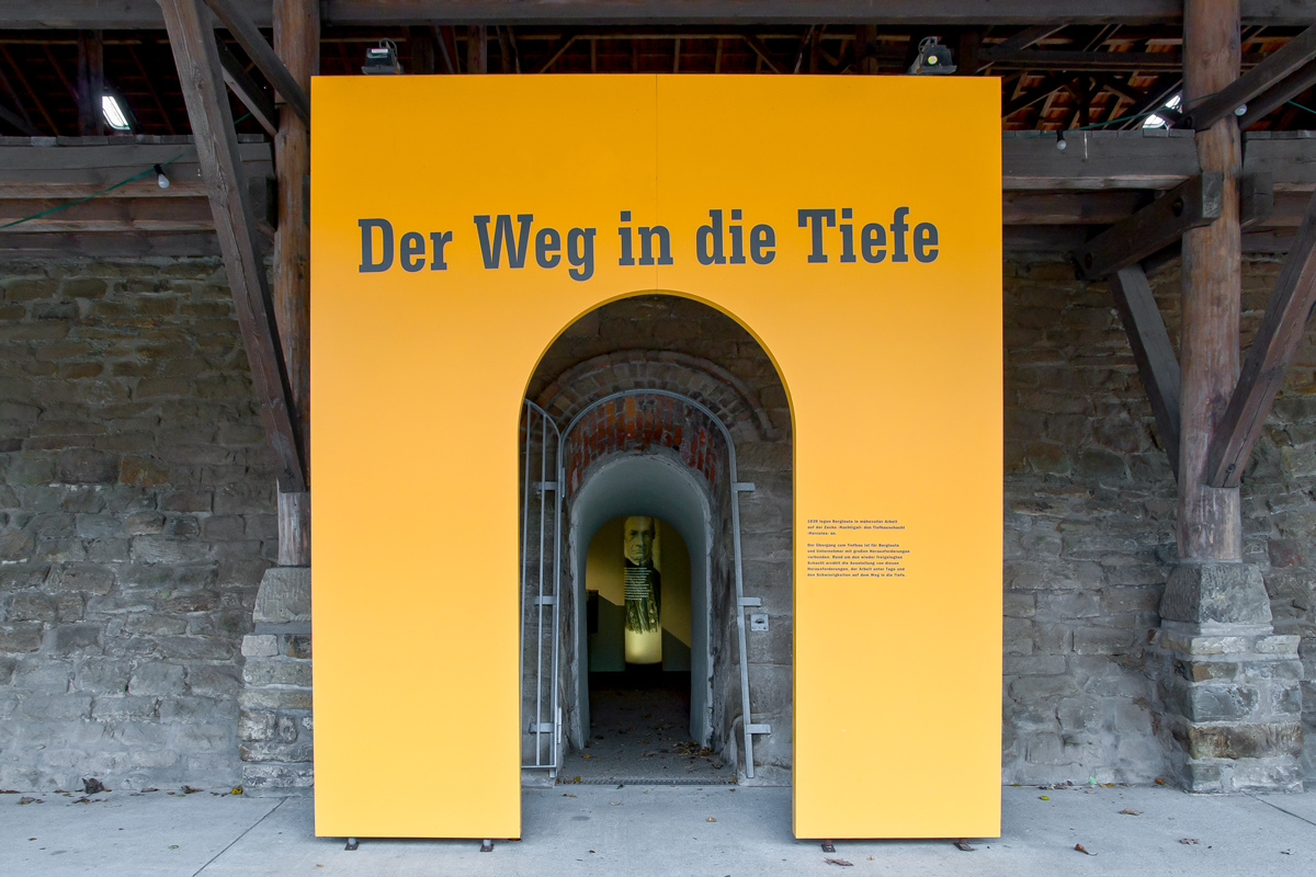 Eingang zur Ausstellung "Weg in die Tiefe"