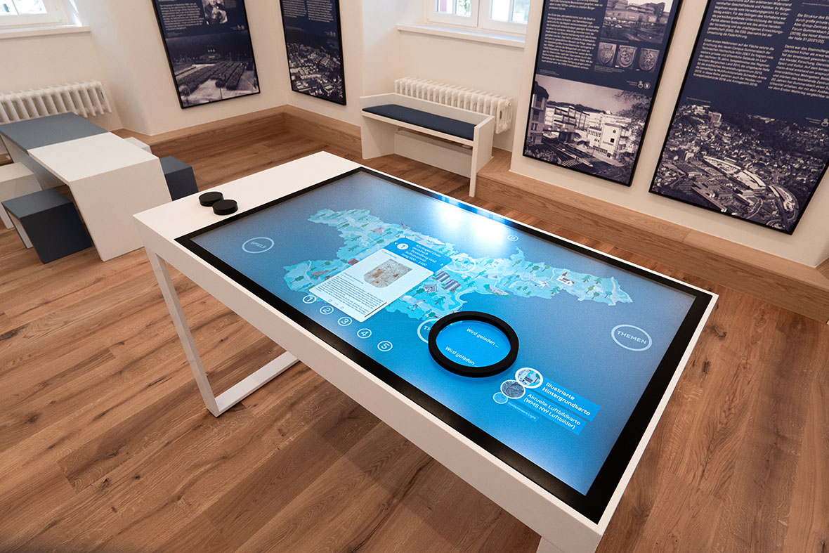 Medientisch in der Ausstellung