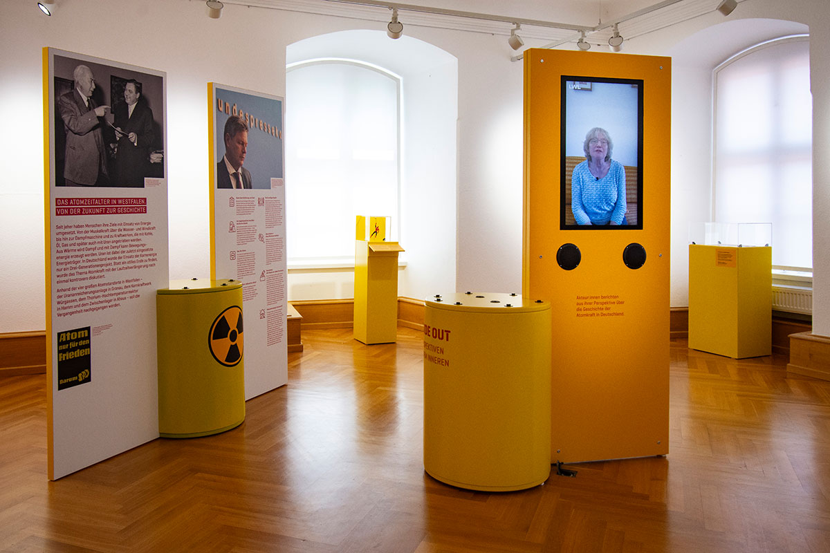 Einführung in die Ausstellung mit Zeitzeugen-Interviews auf Monitorstele