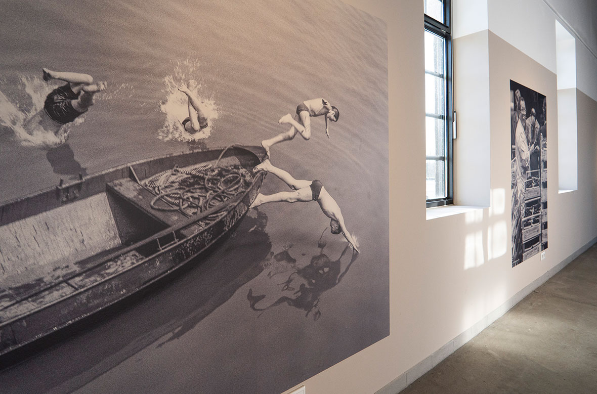 Großfoto Jugendliche springen von einem Kahn in den RHein-Herne-Kanal