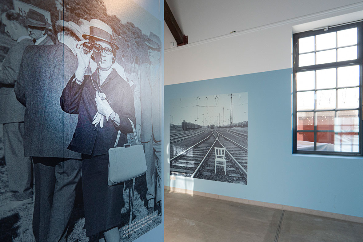 Großfoto Frau mit Fernglas beim Pferderennen