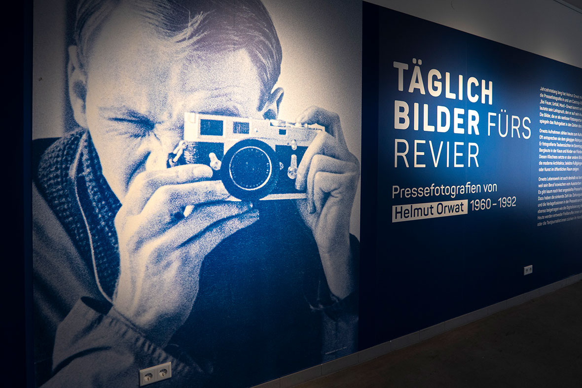 Ausstellungstitel-Wand mit Forto von Helmut Orwat